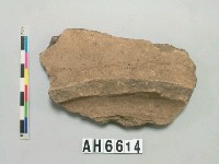 藏品(灰褐色夾砂陶底部)的圖片